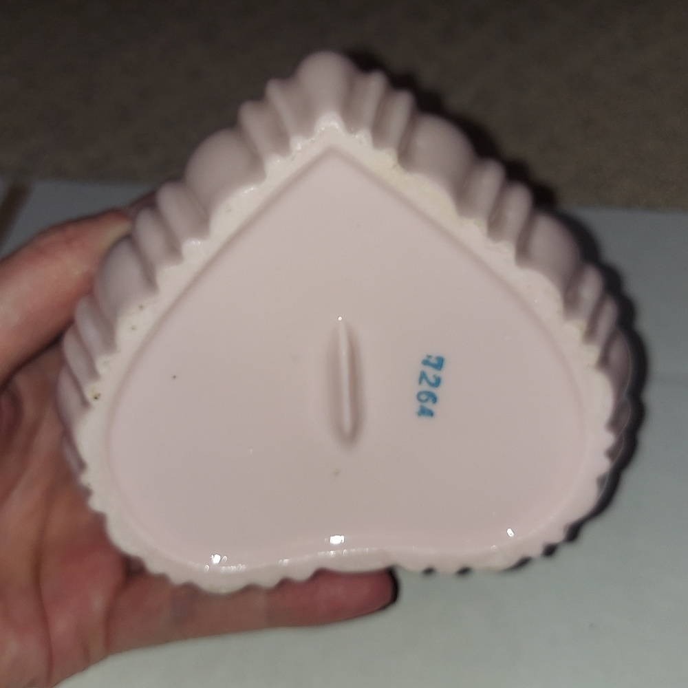 Vintage floral heart shaped porcelain trinket box - Picture 11 of 16